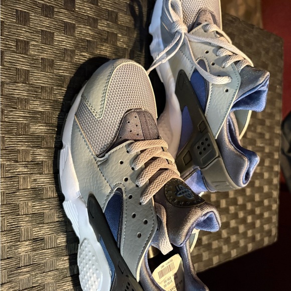 Kids' White and Blue Nike Huirache Run GS - Picture 3 of 4